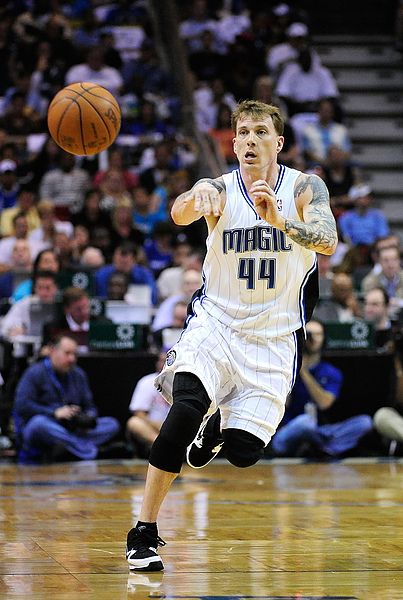 连续92场得分20+，亚历山大追平张伯伦并列历史第2